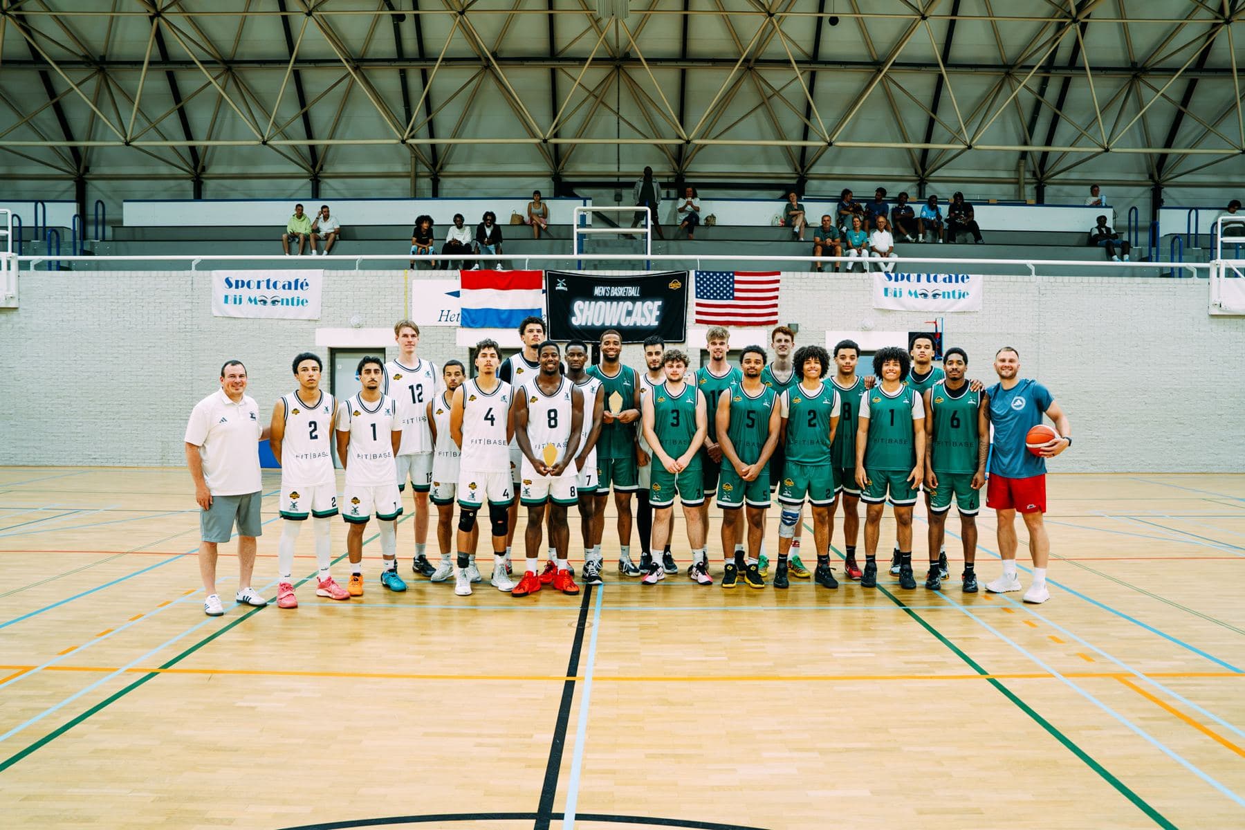 Team- en coachfoto van de Men's Basketball Showcase in de sporthal