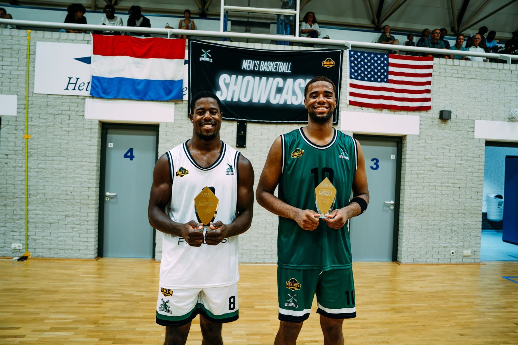 Spelers en coach tijdens een wedstrijdmoment in de sporthal