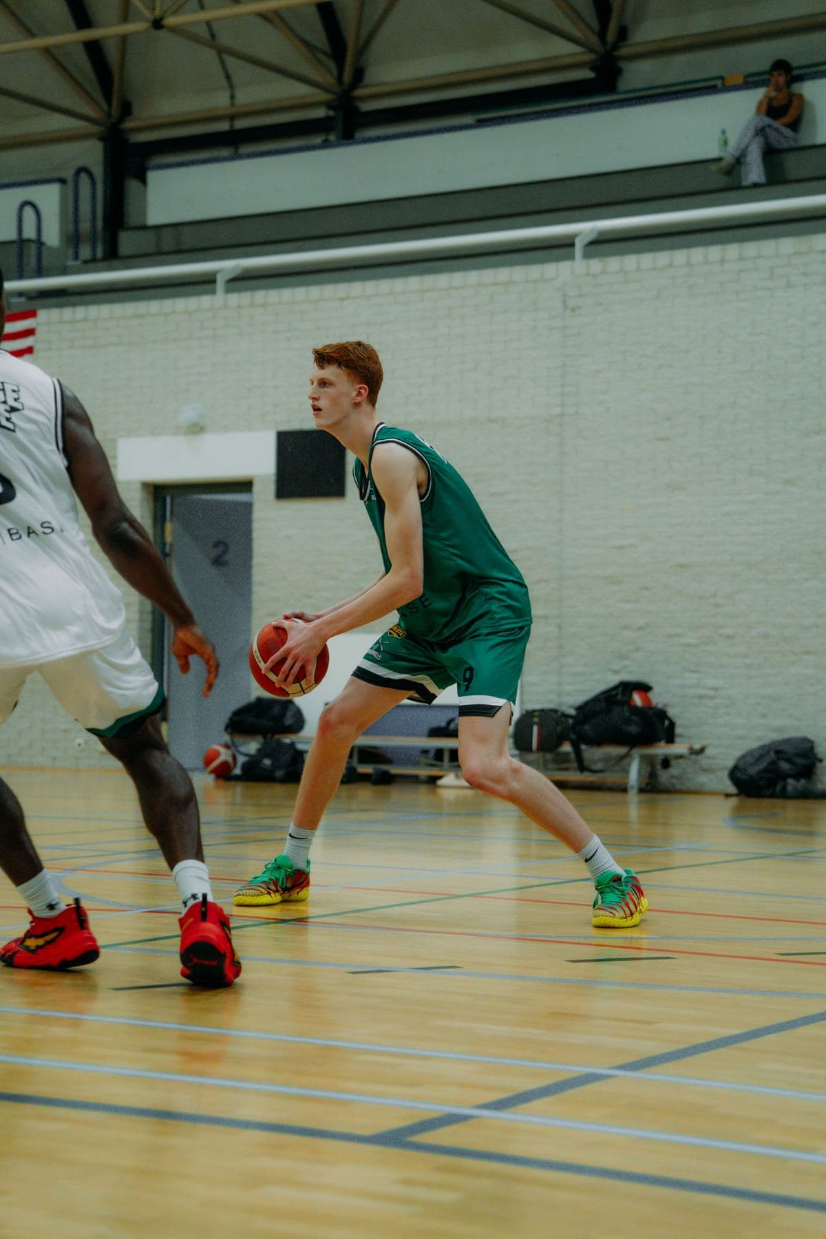 Speler in groen shirt zet aan met de bal