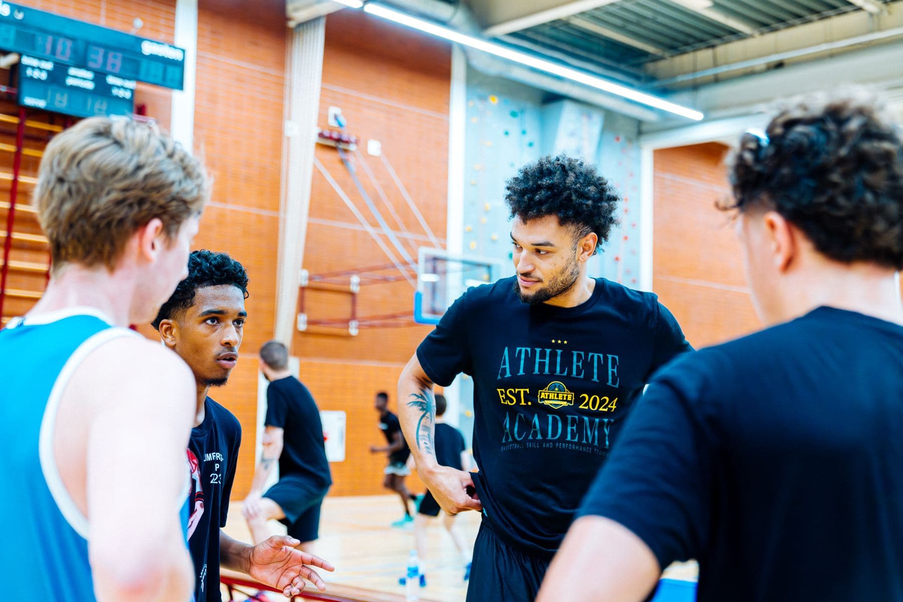 Coach geeft aanwijzingen aan spelers tijdens de training