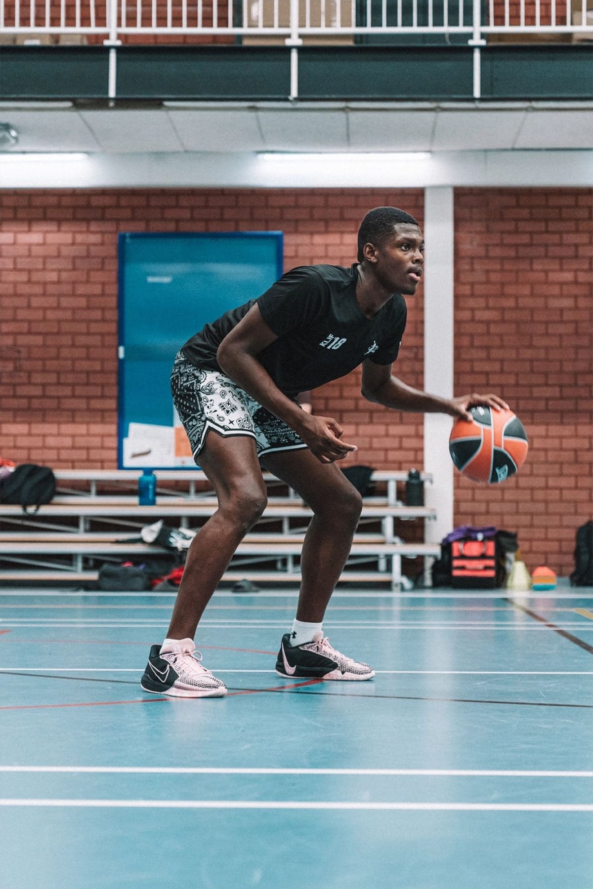 Speler in verdedigende houding met de bal